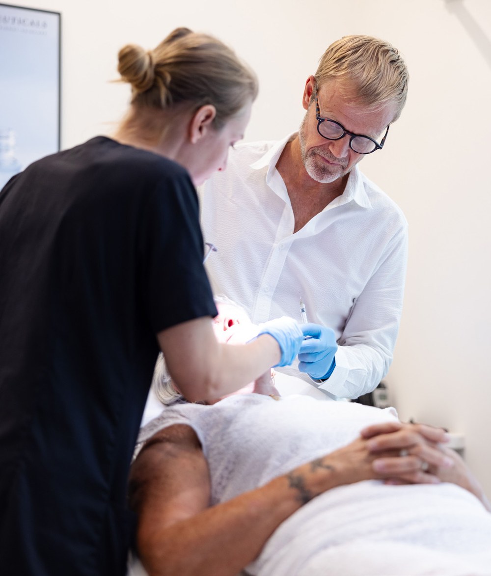 Le Dr Frédéric Germain réalisant une injection de nanofat — médecine régénérative Marseille